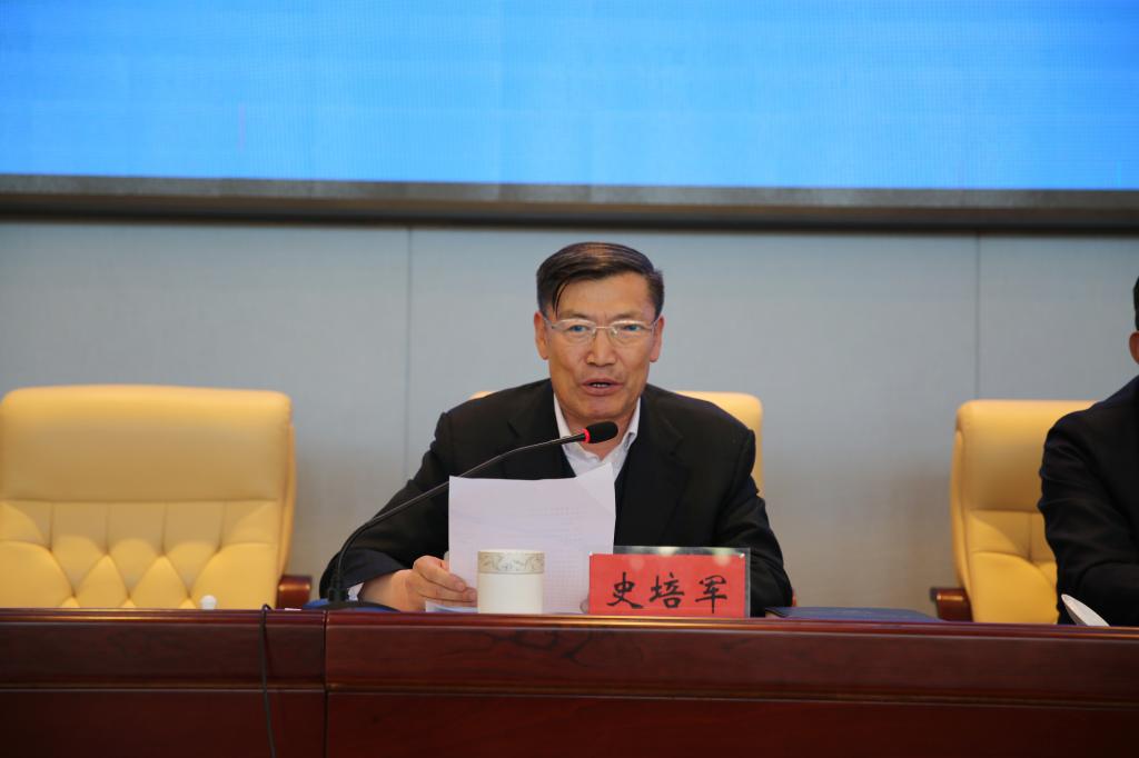 向张雄伟同志对学校建设发展作出的贡献致以崇高的敬意和衷心的感谢